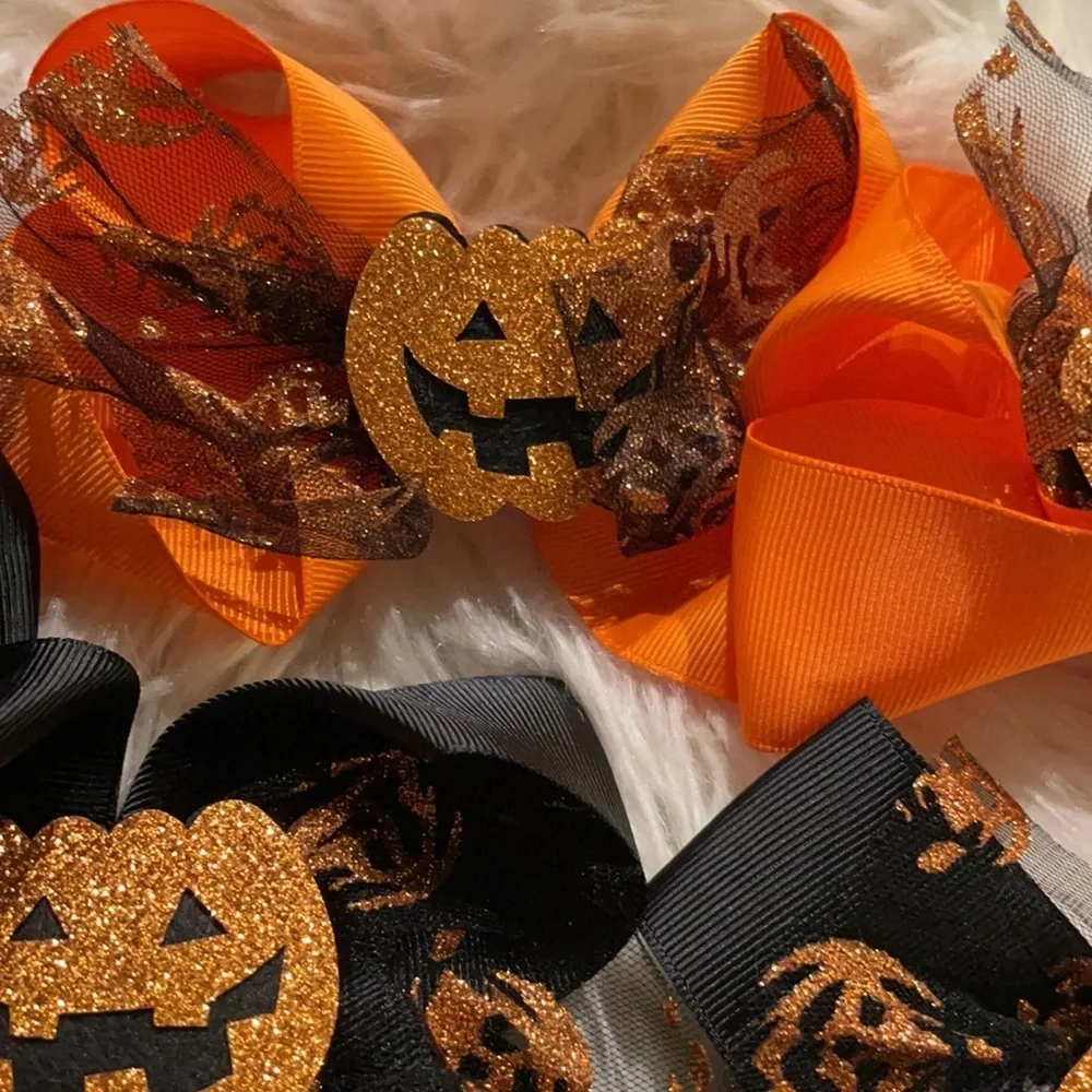 Bundle of 8 Halloween‎ bows!
